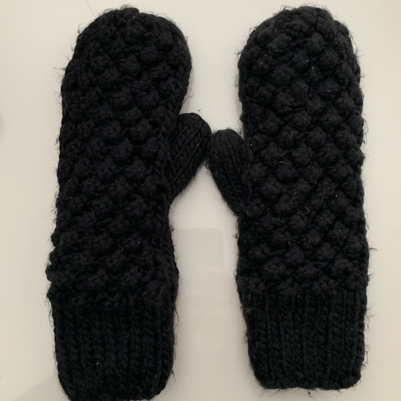 H&M Accessories - Black fleece lined H&M mittens H&M Accessories - Black fleece lined H&M mittens